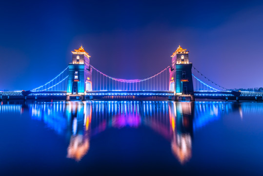 江苏扬州淮河的万福大桥建筑夜景
