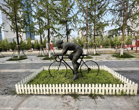 骑自行车雕像