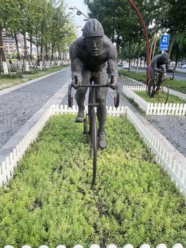 骑车雕塑