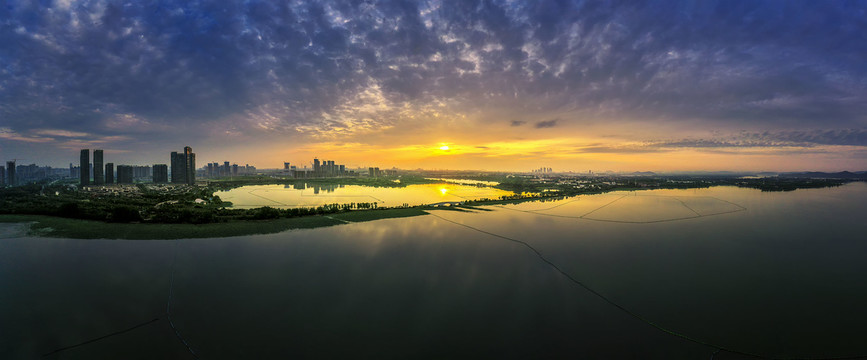 武汉东湖白马洲晨景宽幅全景