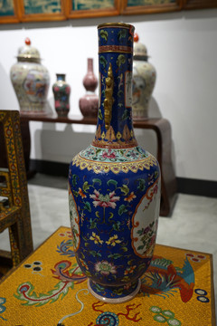 传统元素瓷瓶