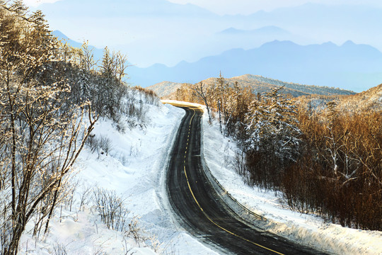 冬季远山森林公路