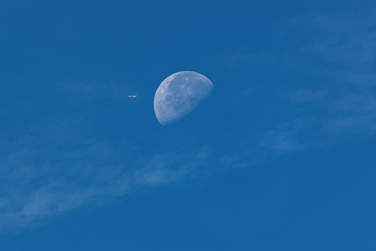 飞机飞过月亮月球超级大月亮