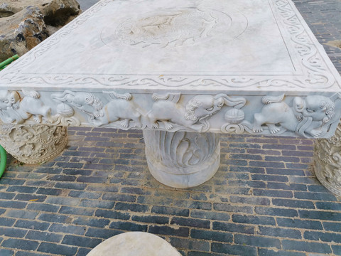 浮雕石桌