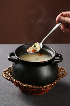 蛎蝗鲜豆腐汤