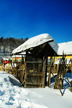 冬天雪乡积满厚雪的农村小院