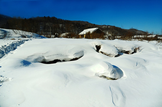 冬天雪乡积满厚雪的山村房屋