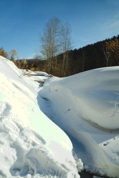 冬天东北雪乡森林里厚厚的积雪