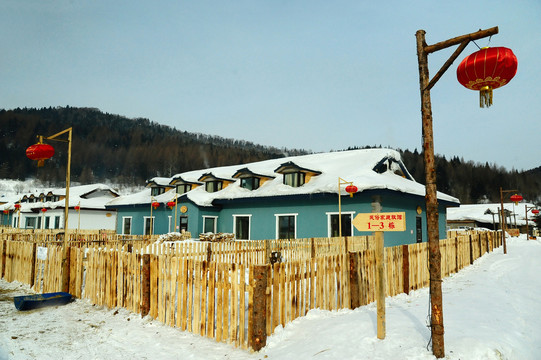 冬天雪乡有红灯笼装饰的乡村小屋