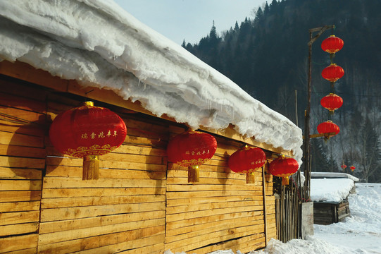 冬天雪乡有红灯笼装饰的小木屋