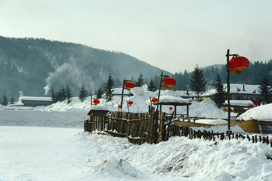 冬天雪乡有红灯笼装饰的乡村小屋