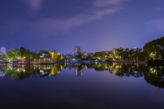 翠湖公园的夜色
