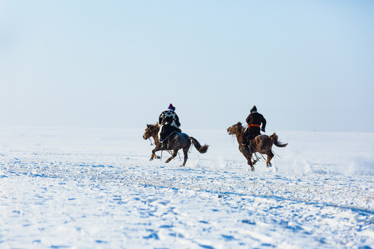 雪原雪地蒙古族骑马奔跑