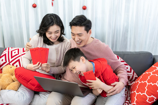 快乐的年轻家庭使用笔记本电脑