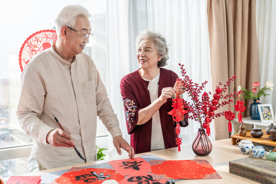 快乐的老年夫妻在家写毛笔字