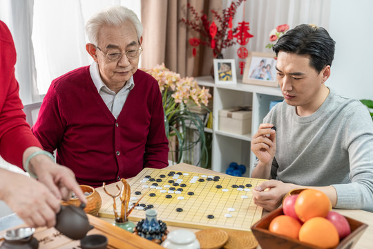 快乐的家庭喝茶下围棋