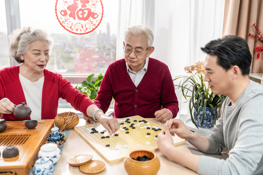 快乐的家庭喝茶下围棋