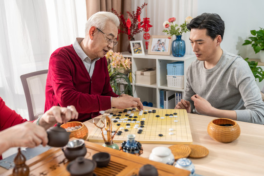 快乐的家庭喝茶下围棋