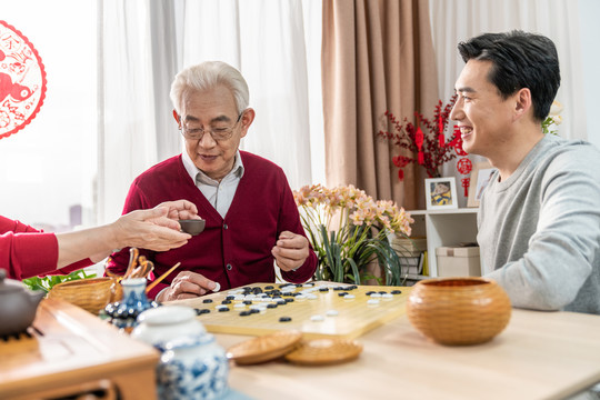 快乐的家庭喝茶下围棋