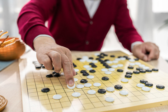 一个老年男人在下棋