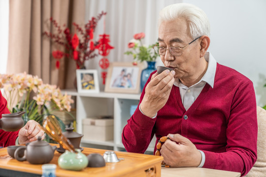 快乐的老年男人喝茶