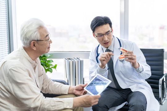 老年男人与牙科医生