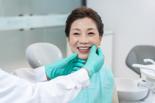 患者在牙科诊检查牙齿