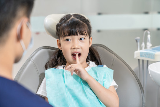 牙科医生给小女孩治疗