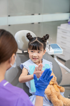 医生和小女孩在牙科诊所