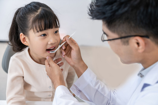 牙科医生和小女孩检查牙齿