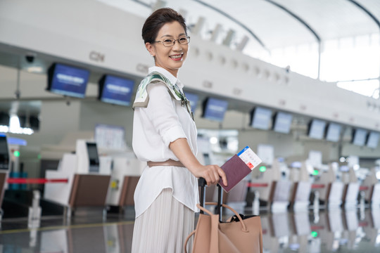 老年女人在机场