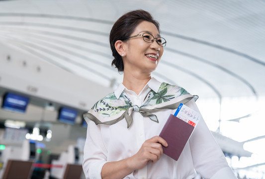 老年女人在机场