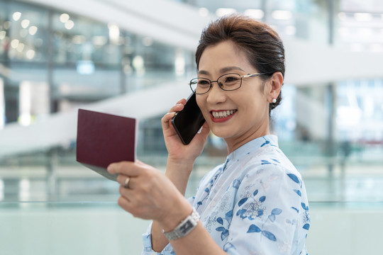 老年女人在机场打电话