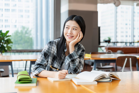 年轻女子在读书