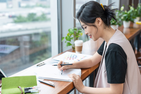 年轻女子设计线稿