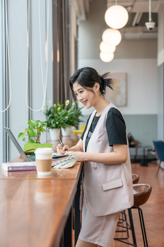 年轻女子使用笔记本电脑