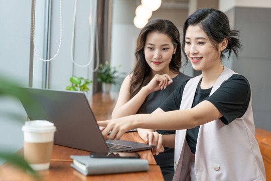 年轻商务女子使用电脑