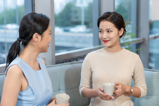 年轻女子的休闲时光