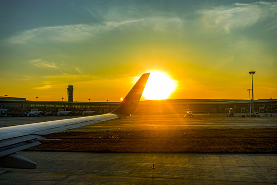 青岛胶东机场的机翼和夕阳