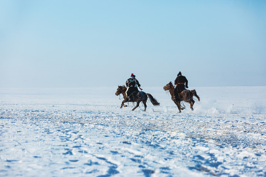 雪地蒙古族骑马奔跑