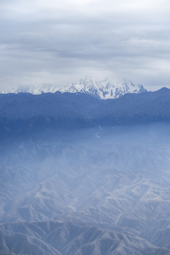 俯瞰积雪山峰