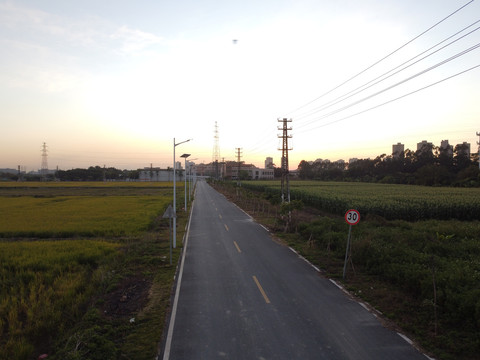 黄昏乡间公路