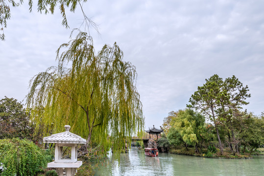 中国扬州瘦西湖风景区的长堤春柳