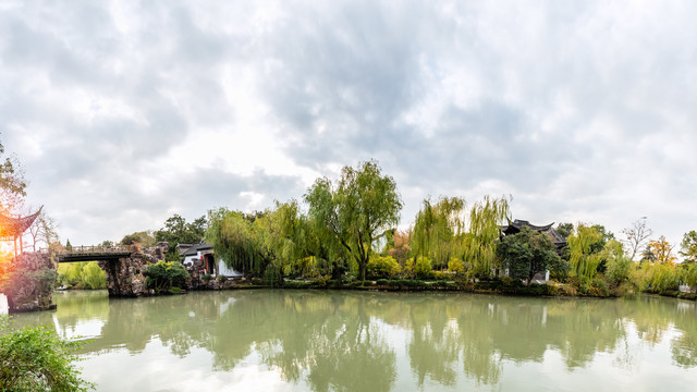 中国扬州瘦西湖风景区的长堤春柳