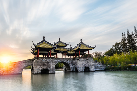 夕阳下中国扬州瘦西湖的五亭桥