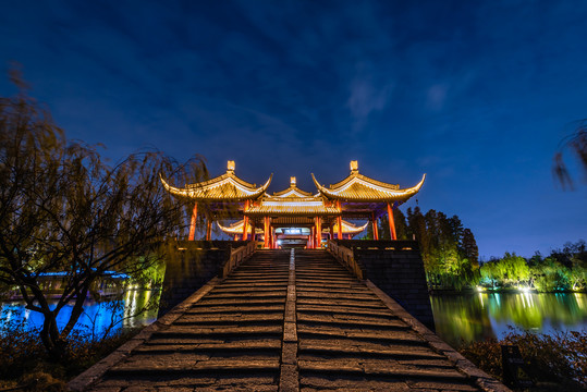 中国扬州瘦西湖的五亭桥夜景