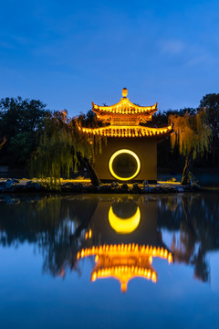 扬州瘦西湖的小金山和钓鱼台夜景