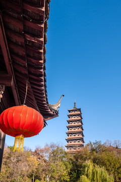 中国扬州大明寺的栖灵塔园林建筑