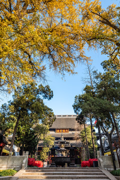 秋天中国扬州大明寺的大雄宝殿
