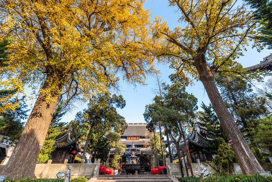 秋天中国扬州大明寺的大雄宝殿